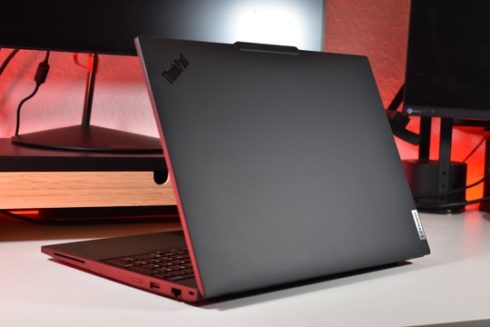 ThinkPad chạy chip AMD Strix Point bị giới hạn màn hình OLED