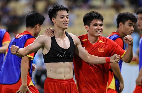 Kim Sang-sik và 'liệu pháp tâm lý' giúp U22 Việt Nam hạ Thái Lan