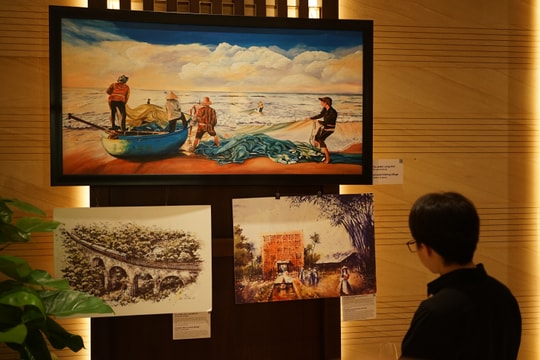 Du khách thích thú trải nghiệm triển lãm nghệ thuật “Thương, Just Like That”