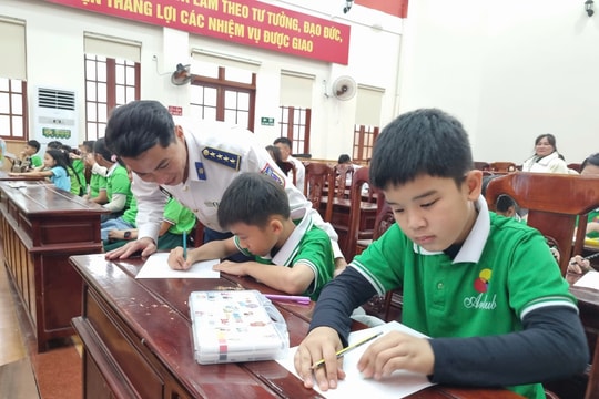 Học sinh tiểu học tham quan, trải nghiệm tại Hải đoàn 21 Cảnh sát biển