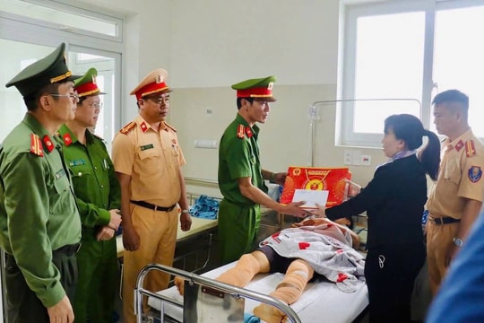 Động viên cán bộ Cảnh sát giao thông bị thương khi làm nhiệm vụ