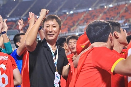 HLV Kim Sang-sik và cú ăn ba lịch sử của bóng đá Việt Nam