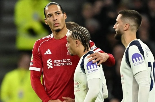 Van Dijk rực sáng giúp Liverpool nhọc nhằn hạ Tottenham 2-1