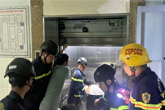Đà Nẵng giải cứu thành công 3 nạn nhân mắc kẹt trong thang máy bệnh viện