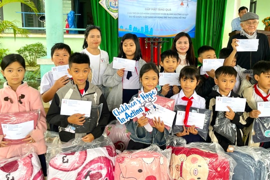 Tặng 100 suất quà cho học sinh xã Lãnh Ngọc bị ảnh hưởng thiên tai