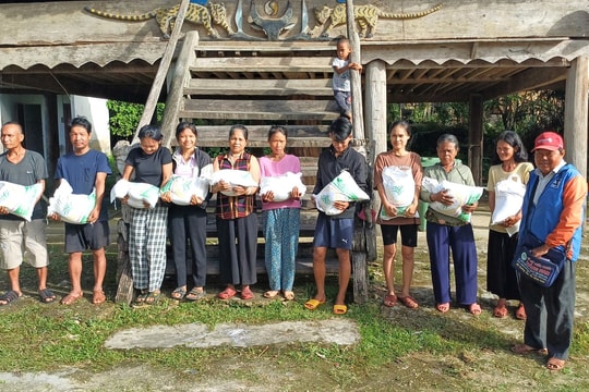 Bán vé số giúp người khó khăn hơn mình