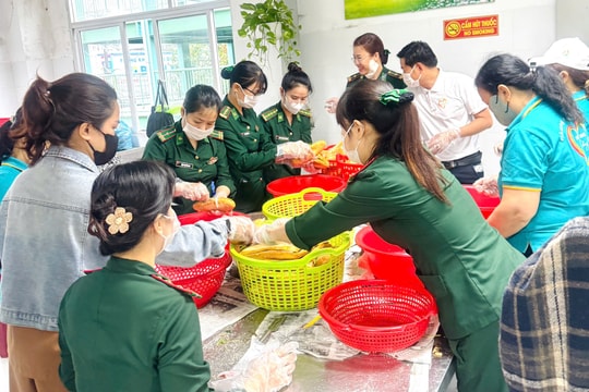 Hội Phụ nữ Bộ đội Biên phòng Đà Nẵng tặng suất ăn cho trẻ em, bệnh nhân nghèo