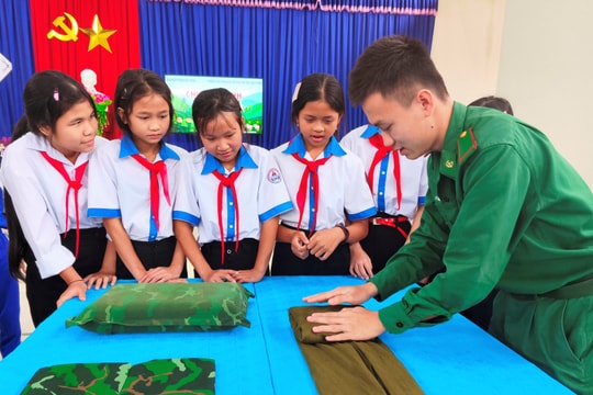 Hơn 200 học sinh xã biên giới Đắc Pring trải nghiệm chương trình "Một ngày tập làm chiến sĩ"