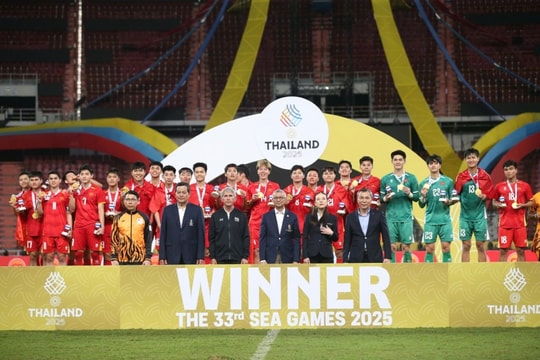 HLV Kim Sang-sik tiết lộ chuyện tắt tivi và màn ngược dòng SEA Games 33