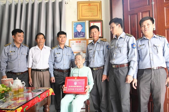 Chi đội Kiểm ngư số 3 tổ chức “Bữa cơm tri ân” tại gia đình Mẹ Việt Nam anh hùng