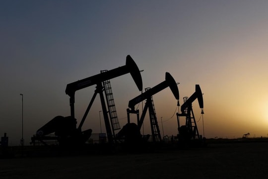 Giá xăng dầu hôm nay 22/12: Dầu Brent vượt mốc 60 USD