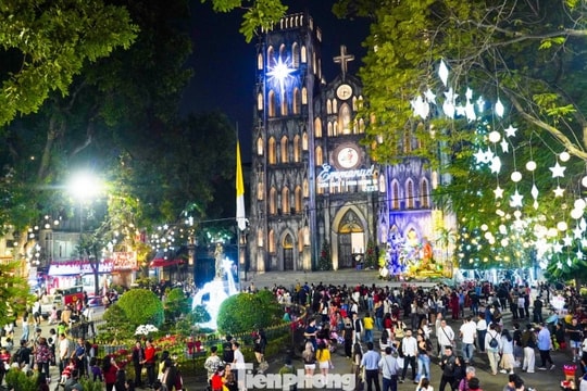 Hà Nội: Biển người đổ về Nhà thờ Lớn đón Giáng sinh sớm