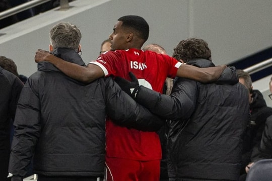 Liverpool: Alexander Isak gãy chân, cơ hội vàng cho Federico Chiesa