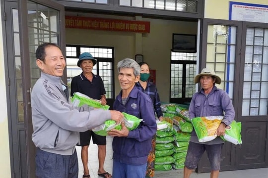 Hỗ trợ 3 tấn lúa giống và 120 phần quà cho các hộ dân khó khăn