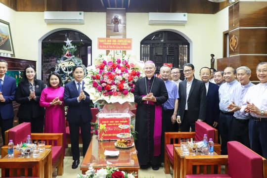 Lãnh đạo thành phố chúc mừng Tòa Giám mục Giáo phận Đà Nẵng nhân dịp Giáng sinh năm 2025