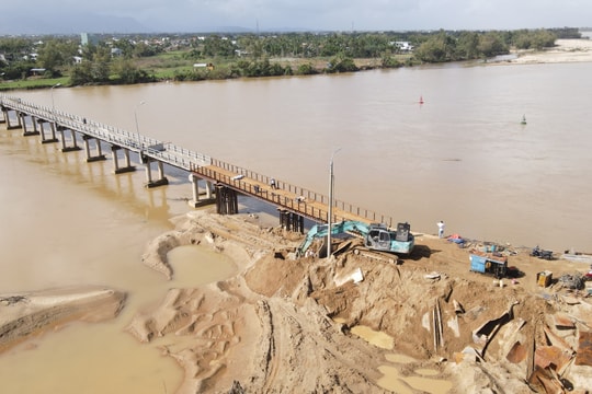 Xe máy được lưu thông qua cầu Bà Ngân từ chiều 23/12