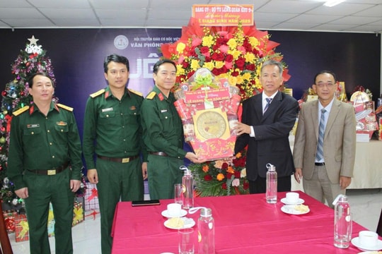 Bộ Chỉ huy Quân sự thành phố Đà Nẵng chúc mừng các cơ sở tôn giáo dịp Lễ Giáng sinh năm 2025