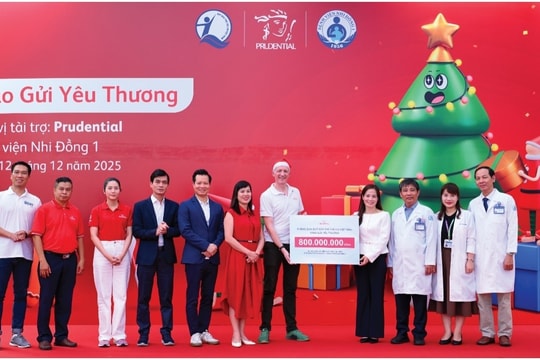 Prudential trao 2.600 phần quà Giáng sinh cho bệnh nhi tại TP.Hồ Chí Minh và Hà Nội