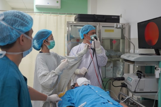 Nội soi lấy hai răng giả trong phổi người bệnh hơn 20 năm