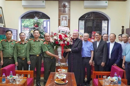 Công an thành phố Đà Nẵng chúc mừng Tòa Giám mục Đà Nẵng dịp Giáng sinh 2025