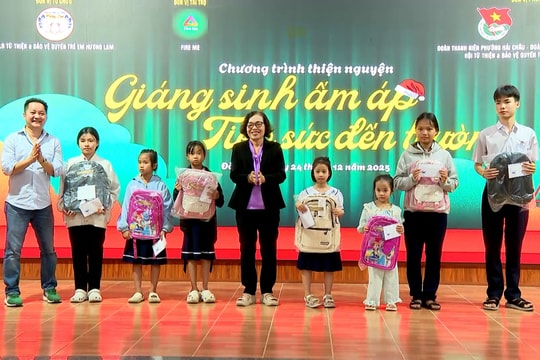 Trao 100 suất quà cho học sinh có hoàn cảnh khó khăn