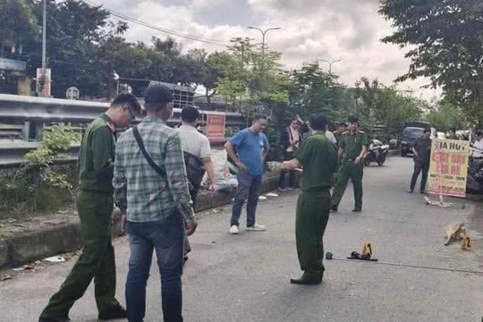 Bắt được nghi can dùng kéo đâm vợ giữa đường