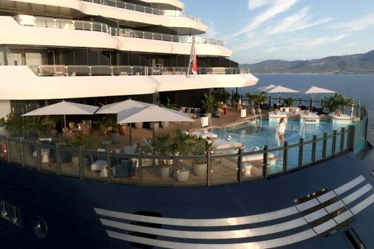 Khách sạn 5 sao thế giới: Cách kiếm tiền từ du thuyền và chuyên cơ triệu đô