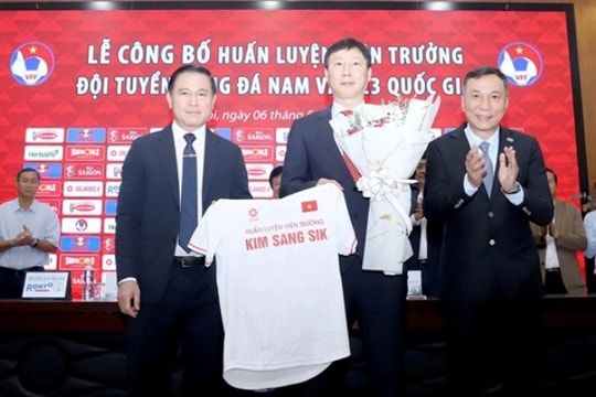 HLV Kim Sang-sik gia hạn đến 2027 và lộ trình của U23 Việt Nam