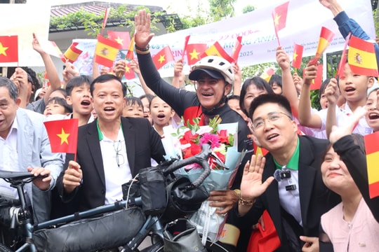 Vận động viên xe đạp Marino kết thúc hành trình 20.000km tại xã Gò Nổi, thành phố Đà Nẵng