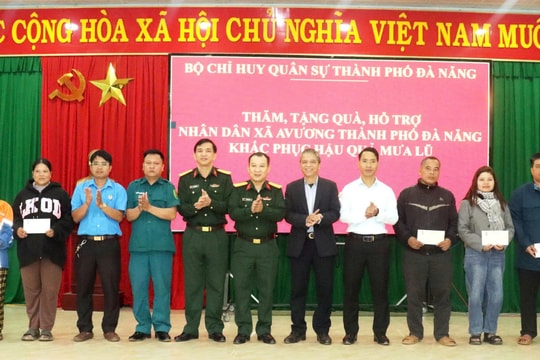 Tặng quà 80 hộ dân bị thiệt hại do mưa lũ ở xã Avương và Tây Giang