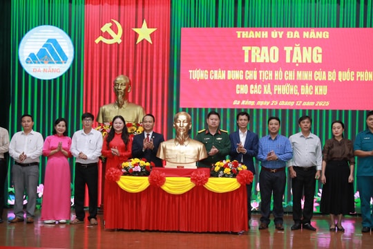 Tặng tượng chân dung Chủ tịch Hồ Chí Minh cho 94 xã, phường, đặc khu của thành phố Đà Nẵng