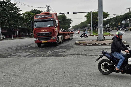 Tiềm ẩn mất an toàn giao thông khi xe tải, xe container “né” trạm thu phí