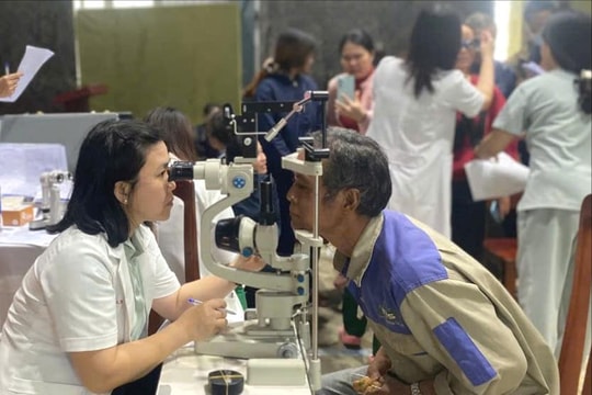 Chăm sóc sức khỏe cho người dân Trà Tân sau mưa lũ