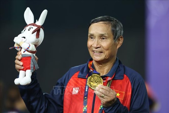 Huấn luyện viên Mai Đức Chung tiếp tục dẫn dắt đội tuyển nữ Việt Nam