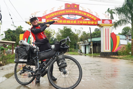 Spanish cyclist’s 22,000-km journey moves hearts with message "For a Flood-Resilient Go Noi”