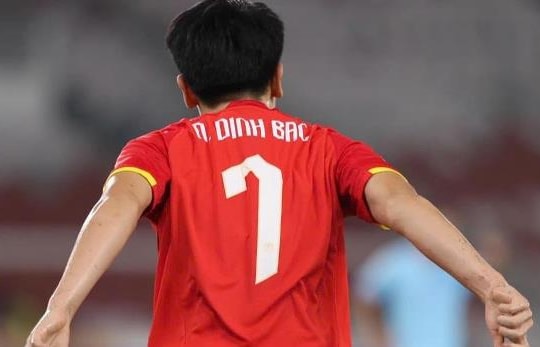 Đình Bắc lỡ hẹn Quả bóng vàng; HLV Mai Đức Chung tái xuất