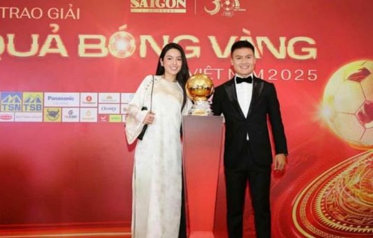 Quang Hải rạng rỡ cùng vợ dự Gala Quả bóng vàng 2025