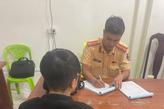 Cảnh sát giao thông Đà Nẵng xử lý, tịch thu phương tiện hai thanh niên chạy xe bằng một bánh