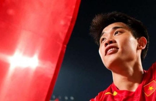 Tranh cãi Quả bóng vàng 2025: Đình Bắc chỉ nhận Quả bóng bạc