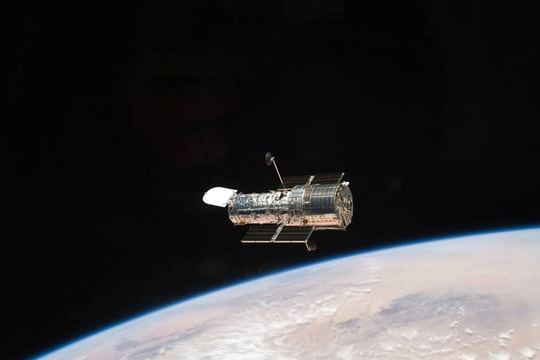 Hubble ghi lại cặp thiên hà Arp 4: Mối quan hệ từ xa đầy ảo ảnh