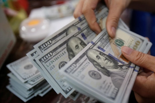 Tỷ giá USD hôm nay 27/12: Đồng bạc xanh chịu áp lực, tỷ giá trung tâm giảm