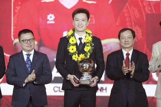 Nguyễn Hoàng Đức lập hat-trick Quả bóng vàng Việt Nam 2025