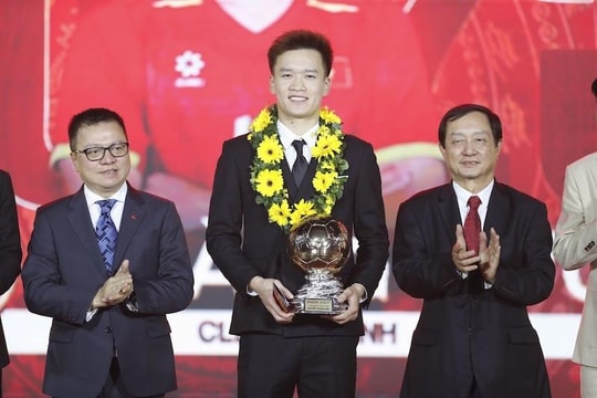 Hoàng Đức lần thứ 3 đoạt Quả bóng Vàng Việt Nam