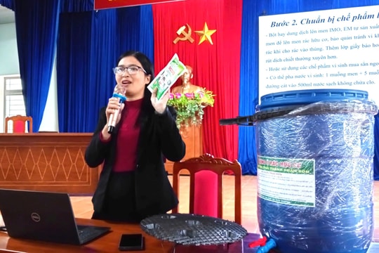 Tặng thùng ủ rác hữu cơ cho người dân Quế Sơn Trung