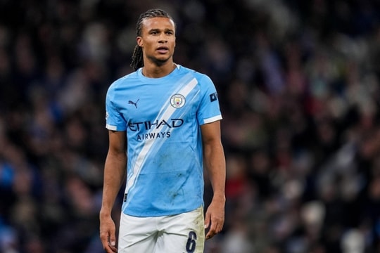 Barcelona đàm phán mượn Nathan Ake từ Man City