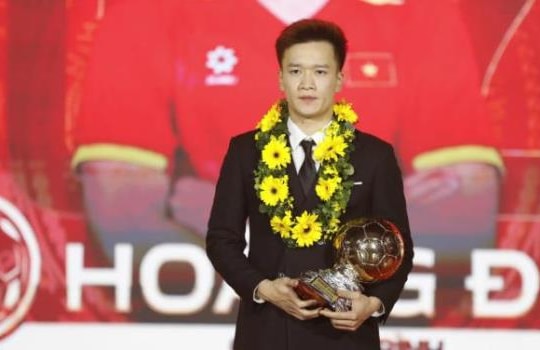 Nguyễn Hoàng Đức lập hat-trick Quả bóng Vàng Việt Nam