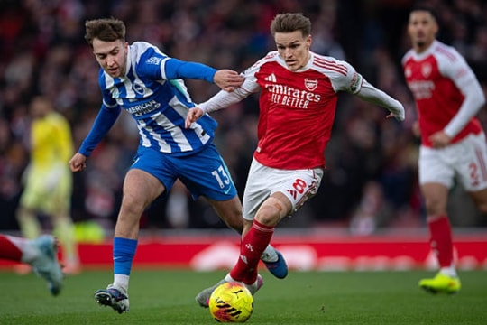 Martin Odegaard rực sáng giúp Arsenal đòi lại ngôi đầu bảng