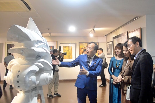 “Ngắm” ký ức qua điêu khắc