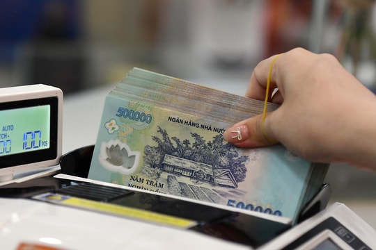 Lãi suất ngân hàng 29/12: Loạt nhà băng vượt mốc 7%/năm