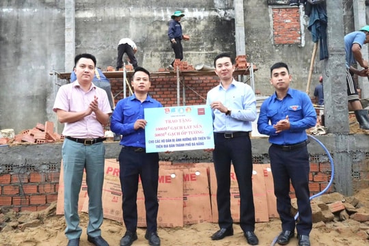 Thành Đoàn Đà Nẵng hỗ trợ 1.500 m² gạch men giúp người dân khắc phục hậu quả thiên tai